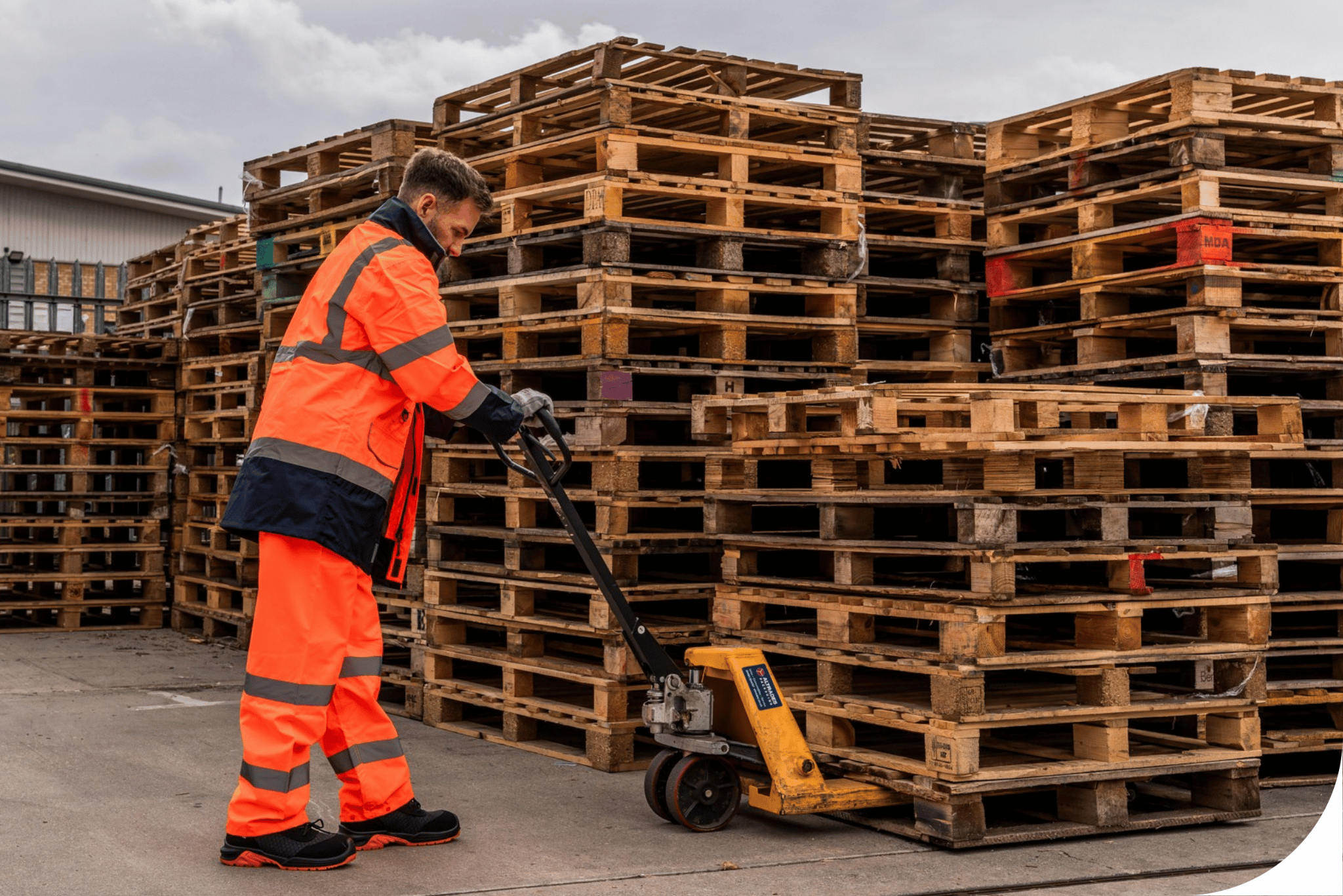 Man wearing RIS-3279-TOM certified high-visibility clothing